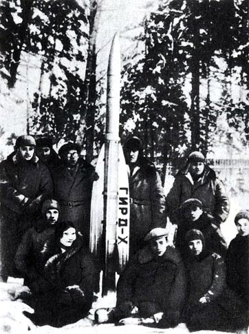 Нажмите для увеличения. Группа участников запуска ракеты ГИРД-Х (крайний слева С.П. Королев). Фото с сайта school101.roovr.ru 
