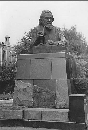 Нажмите для увеличения. Памятник И.И. Мечникову в г. Санкт-Петербурге. Фото с сайта www.encspb.ru