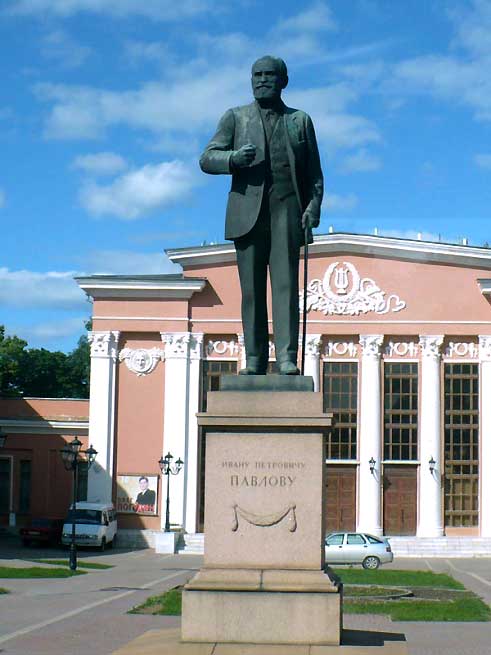 Нажмите для увеличения. Памятник И. П. Павлову в г. Рязани. Фото с сайта viola62.ru