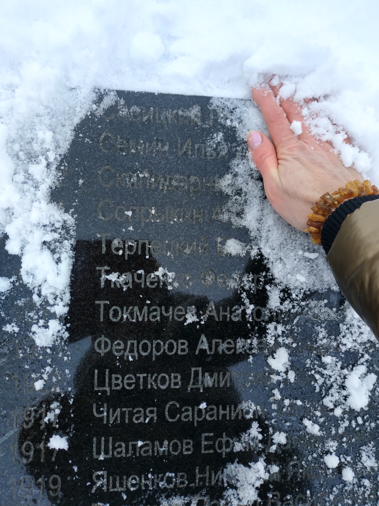 Нажмите для увеличения. Фото 8. Мраморная плита с именами погибших на памятнике в селе Большие Салы (Автор Пугачева Т. Л. фото из архива библиотеки) 