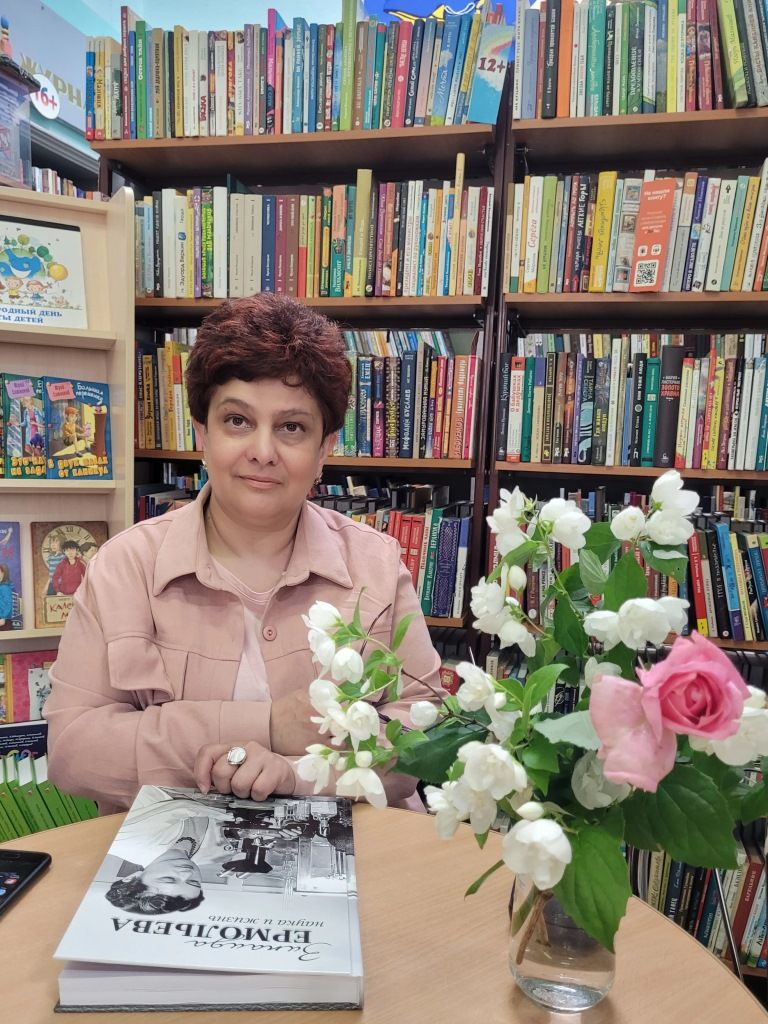 Карина Вартановна Попова (Ерошенко) в библиотеке Карина Вартановна Попова (Ерошенко) в библиотеке