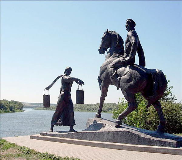 Памятник Григорий и Аксинья, изготовлен скульптором Н.В. Можаевым