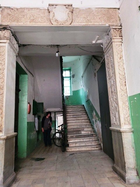 В подъезде дома, где жил писатель Виталий Сёмин