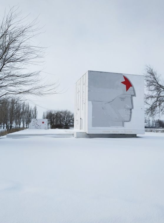 Памятник в Семи Курганов Памятник в Семи Курганов