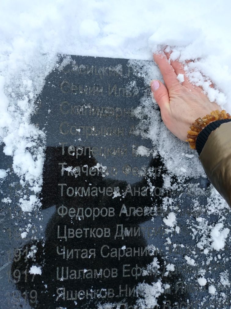 Мраморная плита с именами погибших на памятнике в селе Большие Салы Мраморная плита с именами погибших на памятнике в селе Большие Салы