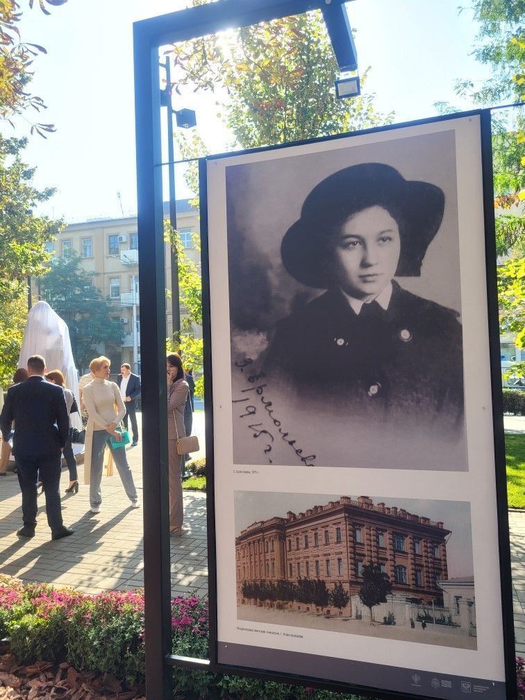 Портрет Зинаиды Ермольевой в молодости. Фото со стенда, представленного на открытии памятника З.Ермольевой.
