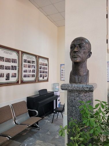 В холле Ростовской консерватории имени С.В Рахсанинова