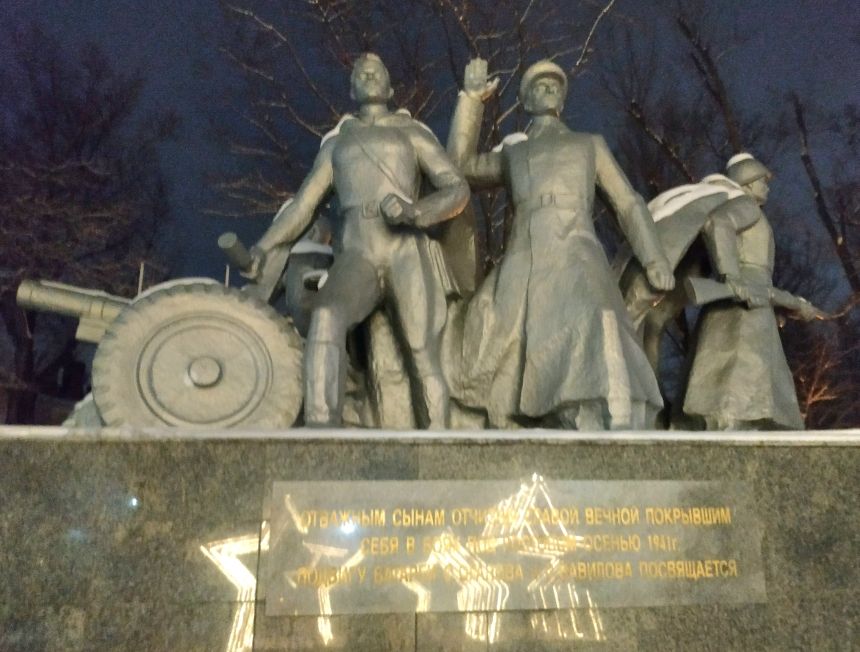 Памятник подвигу батареи С.Оганова и С.Вавилова Памятник подвигу батареи С.Оганова и С.Вавилова