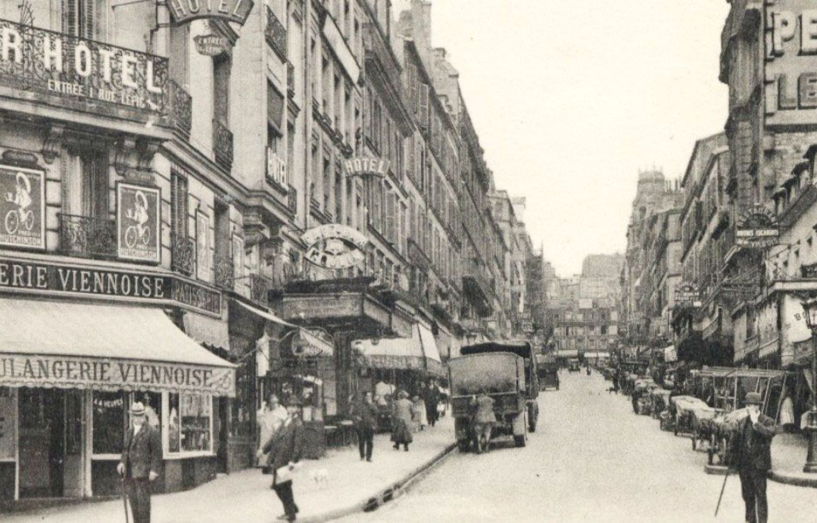 Нажмите для увеличения. Париж в 1920-ые. Фото сайта:https://media2.ledevoir.com/images_galerie/nwd_516889_372422/image.jpg?ts=1495218603 