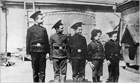 В московской гимназии Шелапутина. 1914 г.Крайний справа - Миша Шолохов. Фотография с сайта maxpark.com 