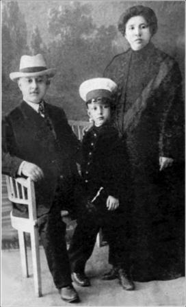 Михаил Шолохов с родителями. Фотография с сайта sholokhov.ru 