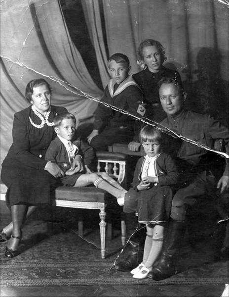 М. А. Шолохов с женой и детьми